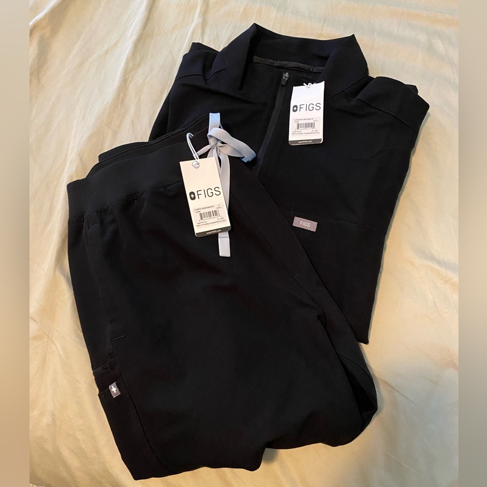 Men’s Fowler Relaxed Mock Neck Scrub Top and Weston Jogger Scrub Pants